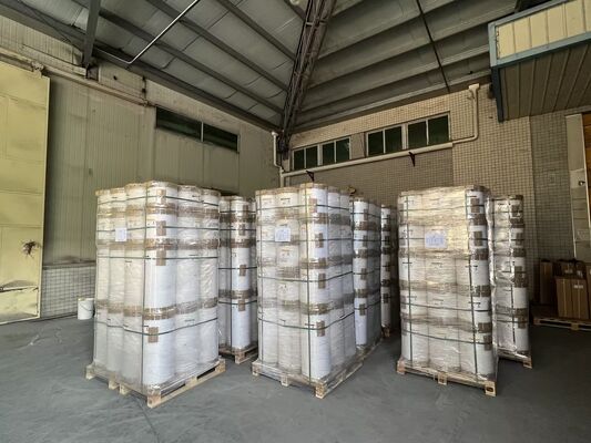 উচ্চতর সুরক্ষার জন্য 2200 মিমি প্রস্থ এবং 130 ডিগ্রি সেলসিয়াসে তাপমাত্রা প্রতিরোধের সাথে চকচকে পিইটি তাপীয় ল্যামিনেশন ফিল্ম