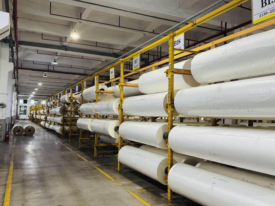 পিইটি থার্মাল ল্যামিনেশন ফিল্ম 130 ডিগ্রি সেলসিয়াস পর্যন্ত তাপমাত্রা প্রতিরোধের সাথে 3 ইঞ্চি বা কাস্টম কাগজের কোর এবং 0-6000 মিটার দৈর্ঘ্য