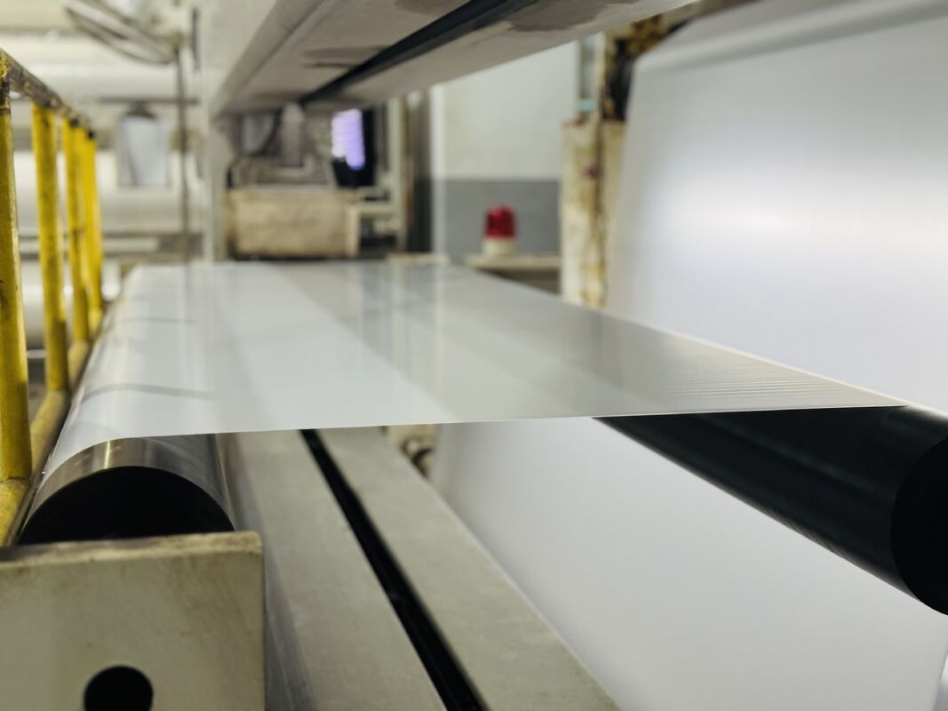 পেশাদার ব্যবহারের জন্য উচ্চ স্পষ্টতা এবং মাল্টিপল এক্সট্রুশন প্রক্রিয়াকরণ সহ স্বচ্ছ রঙের পিইটি তাপীয় ল্যামিনেশন ফিল্ম