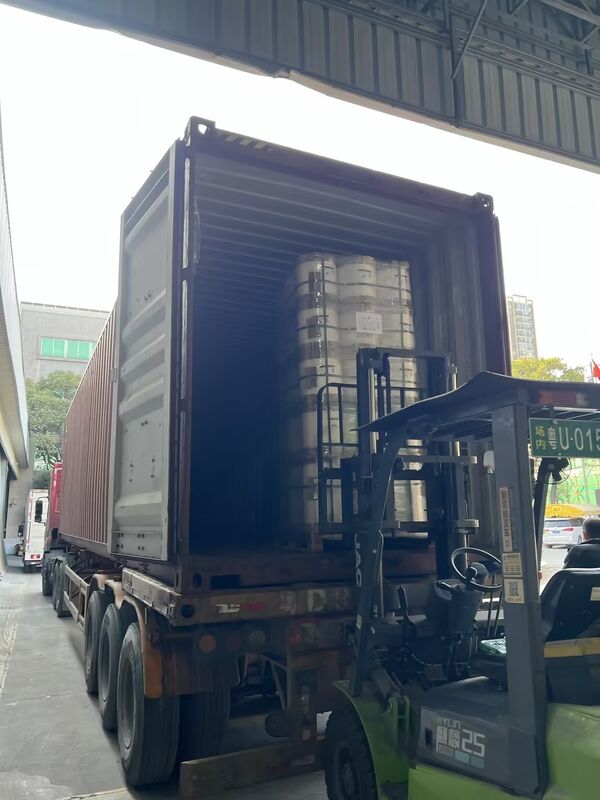 ধাতব PET ফিল্ম 110 °C পর্যন্ত তাপ প্রতিরোধের সাথে, মসৃণ প্রতিফলিত পৃষ্ঠ, এবং প্যাকেজিং এবং ল্যামিনেশন জন্য রাসায়নিক প্রতিরোধের