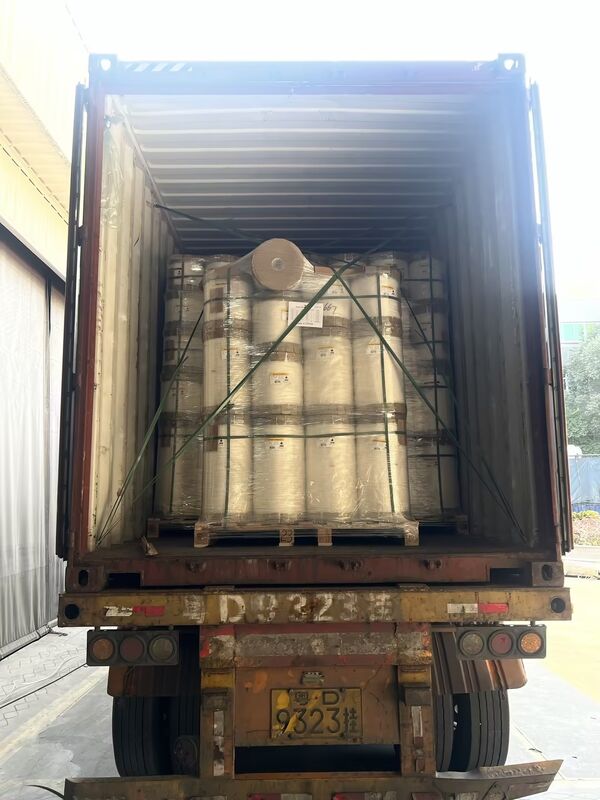 উষ্ণতা প্রতিরোধী সুরক্ষা এবং কোরিয়া থেকে ইভিএ আঠালো সহ চকচকে পিইটি তাপীয় ল্যামিনেশন ফিল্ম যা 2200 মিমি পর্যন্ত প্রশস্ত