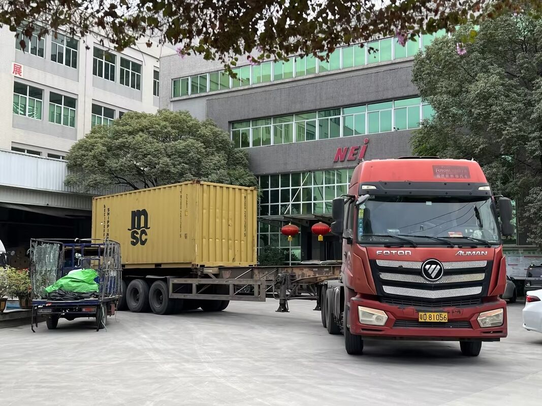 কাস্টমাইজড মেটালাইজড পিইটি ফিল্ম 110 ডিগ্রি সেলসিয়াসে তাপ প্রতিরোধের সাথে এবং প্যাকেজিং এবং ল্যামিনেশনের জন্য মসৃণ প্রতিফলিত পৃষ্ঠ